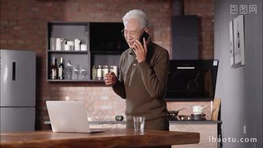 老年人一边使用电脑一边打电话